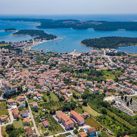 فيلة Charming Donatella With Private Pool In Pula *